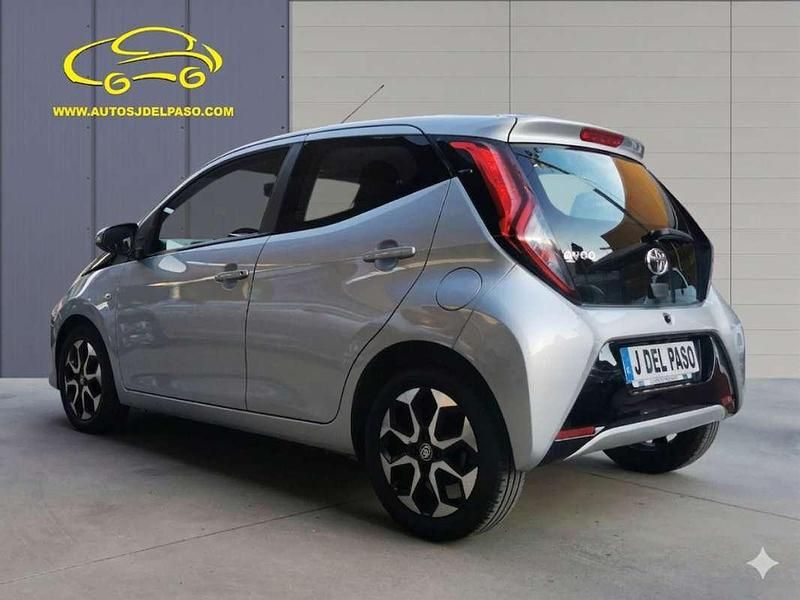 Usado Toyota Aygo X-play 72 CV (52 kW) 2021 Gris Utilitario