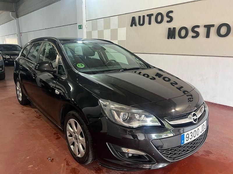Usado Opel Astra Excellence 110 CV (80 kW) 2015 Negro Familiar