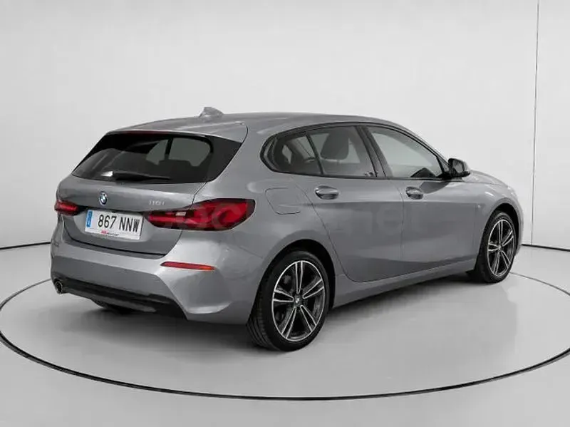 Usado BMW 118 Comfort Edition 136 CV (100 kW) 2022 Gris / plata Utilitario