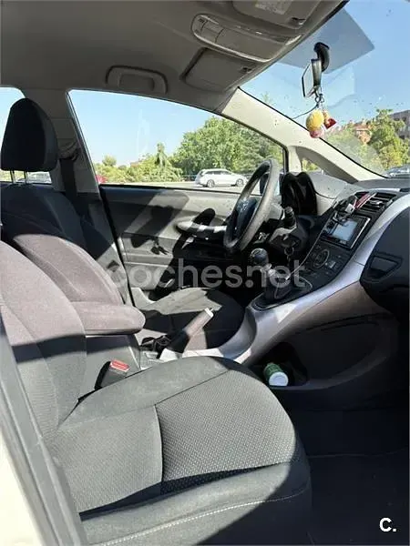 Usado Toyota Auris Active 132 CV (97 kW) 2012 Blanco Berlina