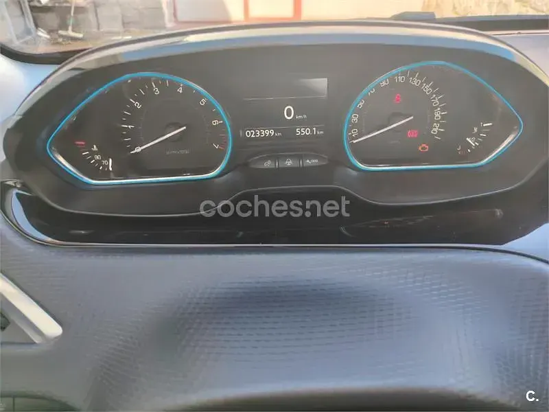 Usado Peugeot 2008 Allure 110 CV (80 kW) 2018 Rojo SUV