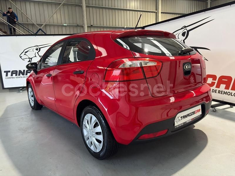 Usado Kia Rio 85 CV (62 kW) 2013 Rojo Berlina
