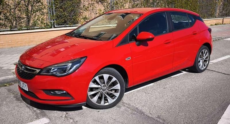 Usado Opel Astra Selective 125 CV (91 kW) 2016 Rojo Utilitario