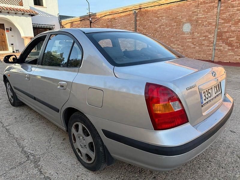 Usado Hyundai Elantra GLS 107 CV (78 kW) 2004 Gris / plata Berlina