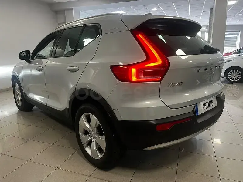 Usado Volvo XC40 Momentum 197 CV (144 kW) 2021 Blanco SUV