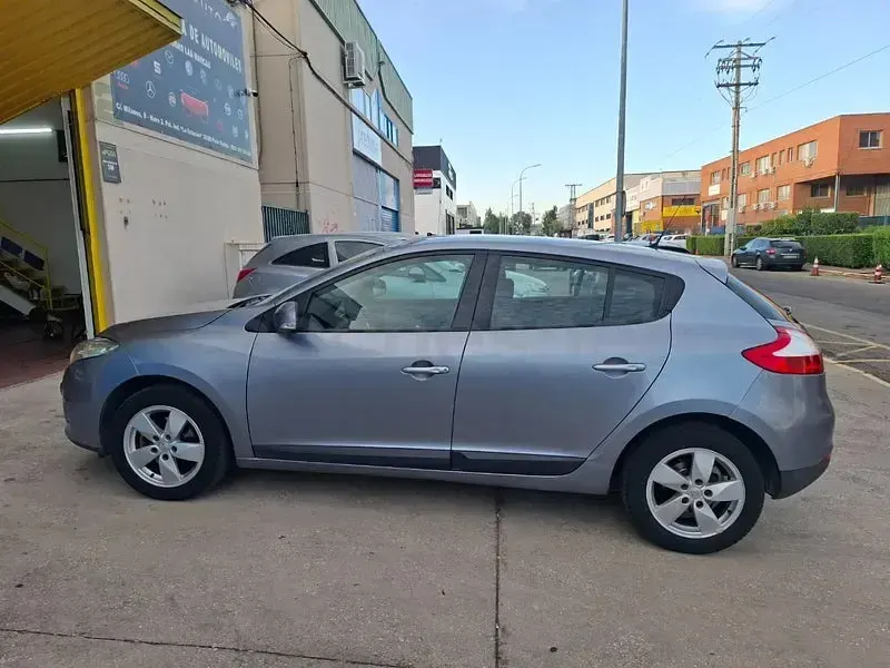 Usado Renault Mégane III Dynamique 110 CV (80 kW) 2010 Gris / plata Berlina