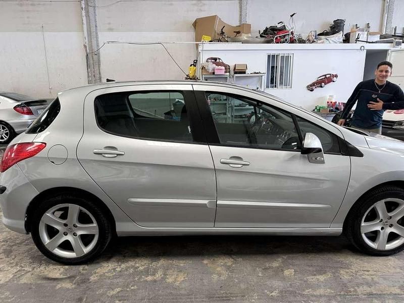 Usado Peugeot 308 109 CV (80 kW) 2008 Plateado Utilitario