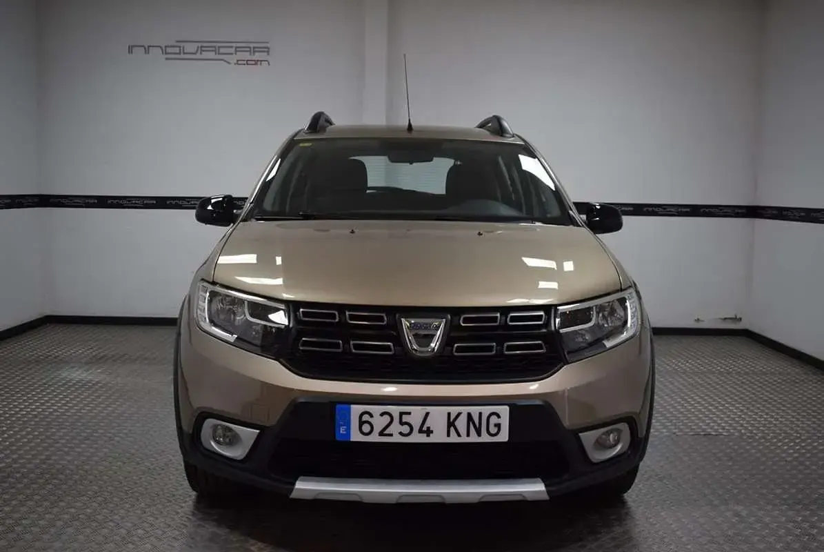 Usado Dacia Sandero Essentiel 90 CV (66 kW) 2018 Beige Utilitario