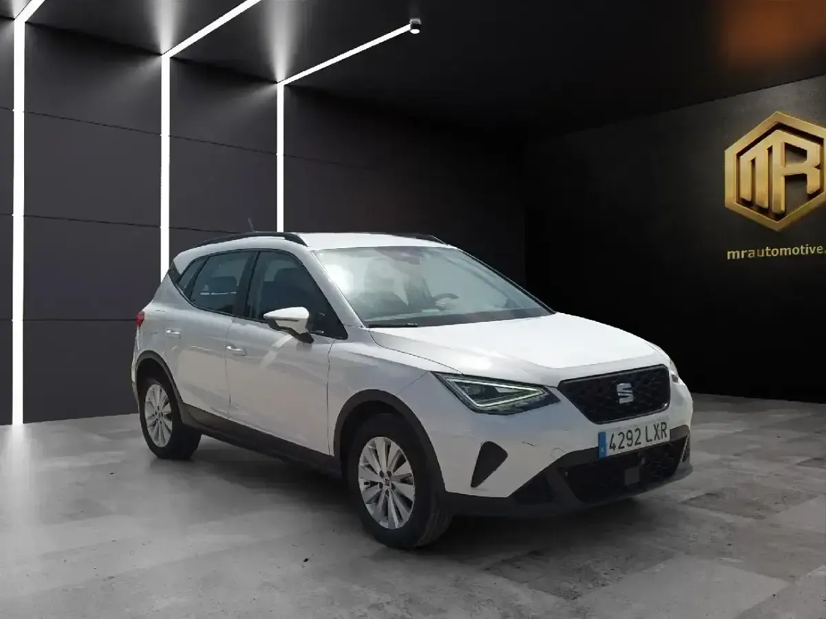 Usado Seat Arona Style Plus 110 CV (80 kW) 2022 Blanco SUV