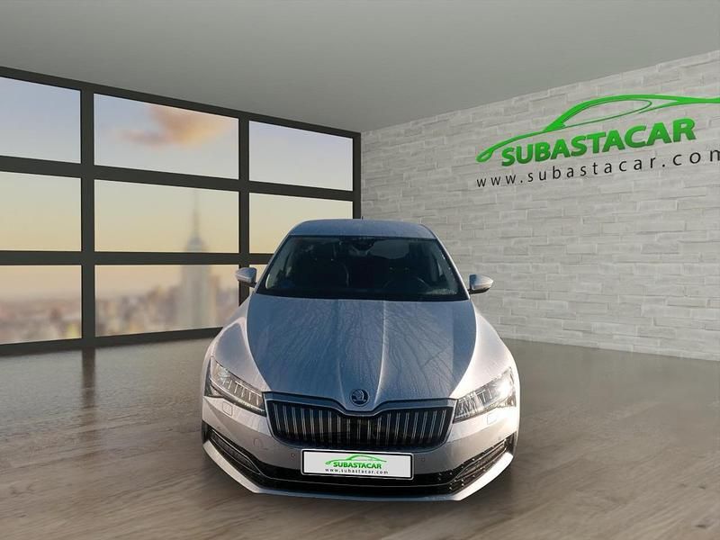 Usado Skoda Superb Style 218 CV (160 kW) 2021 Gris plata metalizado Berlina