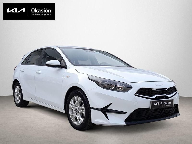 Blanco Nuevo 2025 Kia Ceed Berlina | 21.990 € (Buen precio) - Imagen 1/4