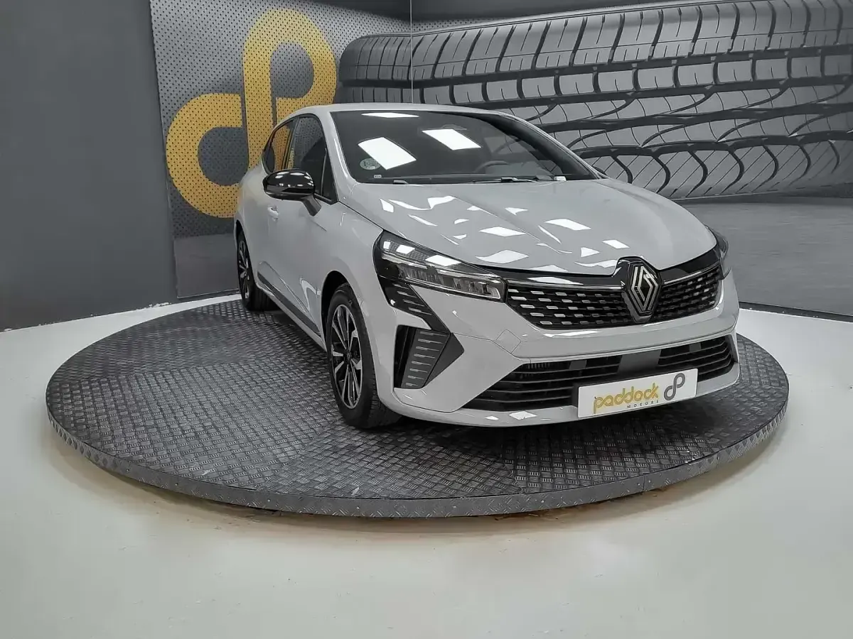 Usado Renault Clio V Techno 90 CV (66 kW) 2025 Gris / plata Berlina