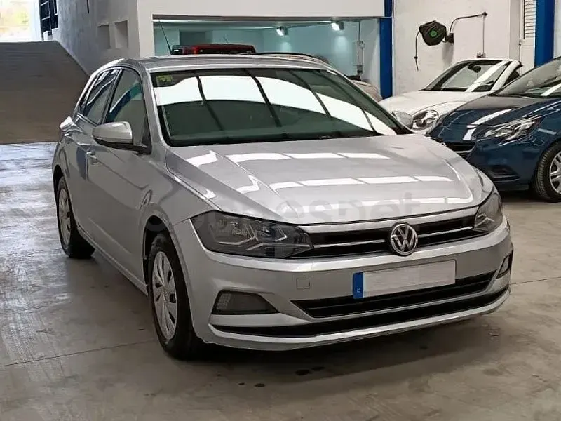 Usado VW Polo 75 CV (55 kW) 2017 Gris / plata Berlina