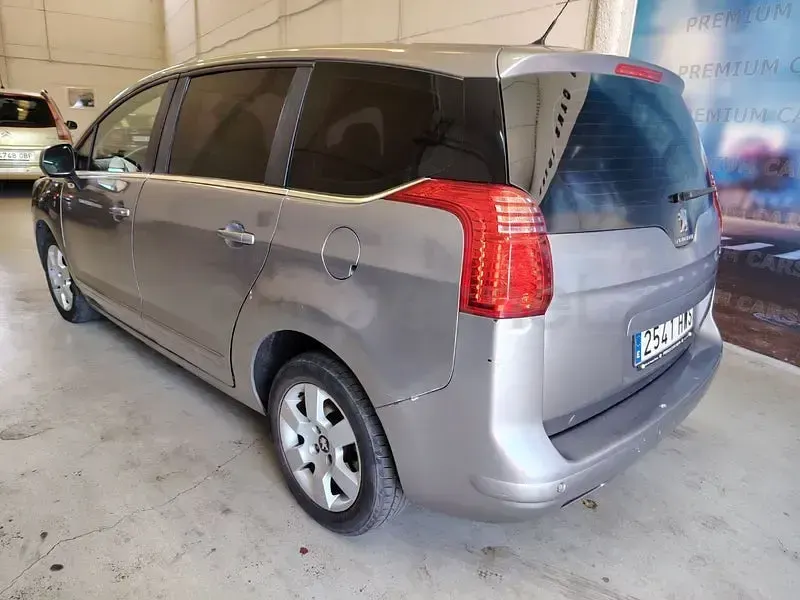Usado Peugeot 5008 Active 115 CV (84 kW) 2014 Gris / plata Monovolumen