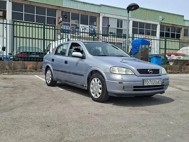Usado Opel Astra Comfort 100 CV (73 kW) 1999 Gris / plata Familiar