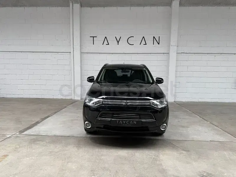 Usado Mitsubishi Outlander P-HEV Motion 203 CV (149 kW) 2014 Negro SUV