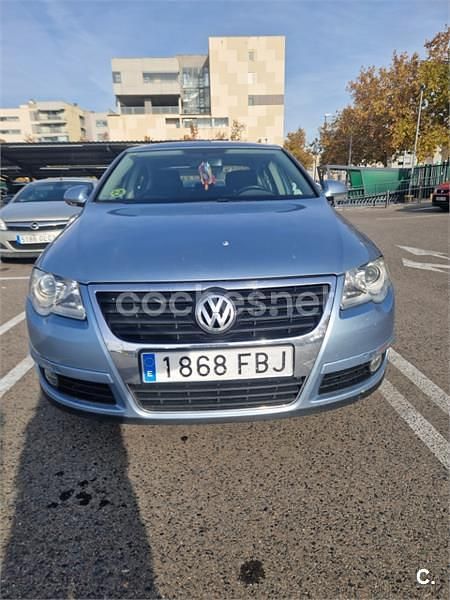 Azul Usado 2006 VW Passat Trendline Berlina | 4700 € (Buen precio) - Imagen 1/4