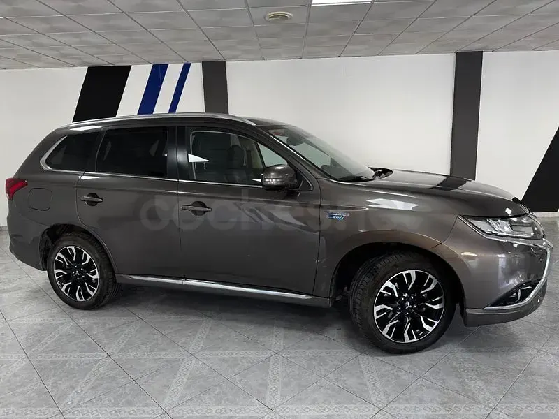 Usado Mitsubishi Outlander P-HEV 203 CV (149 kW) 2017 Beige SUV