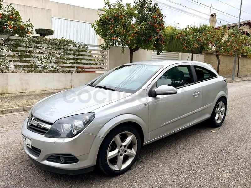 Usado Opel Astra GTC Sport 120 CV (88 kW) 2008 Gris / plata Berlina