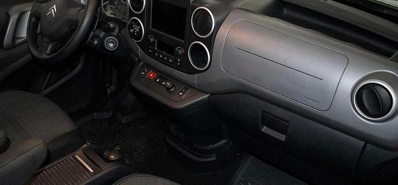 Usado Citroën Berlingo Live 131 CV (96 kW) 2018 Verde nausica Monovolumen