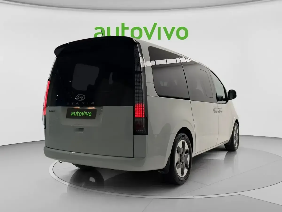 Usado Hyundai Staria 178 CV (130 kW) 2022 Creamy white Monovolumen