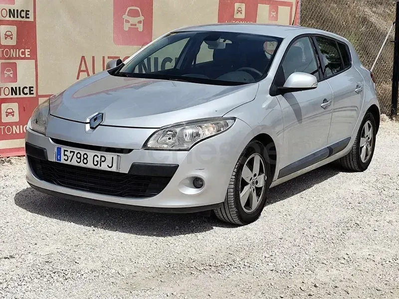 Usado Renault Mégane III Dynamique 105 CV (77 kW) 2009 Gris / plata Berlina