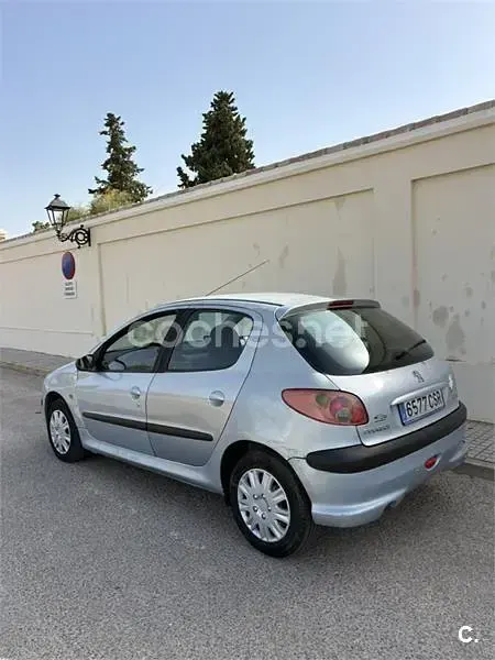 Usado Peugeot 206 70 CV (51 kW) 2004 Gris / plata Berlina