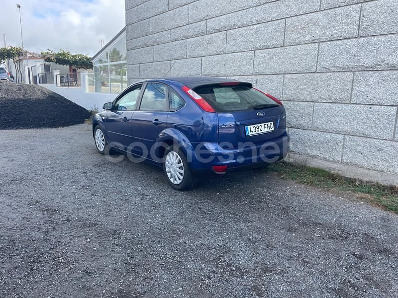 Usado Ford Focus Ghia 115 CV (84 kW) 2006 Azul Berlina