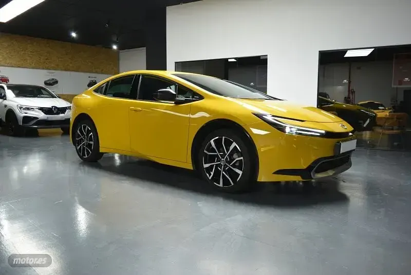 Usado Toyota Prius Plug-in Hybrid 220 CV (161 kW) 2023 Amarillo Utilitario