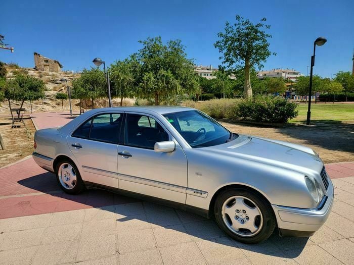 Usado Mercedes E420 279 CV (205 kW) 1996 Plata Berlina