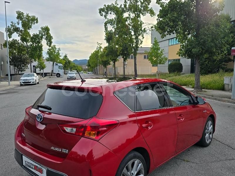 Usado Toyota Auris Hybrid Advance 136 CV (100 kW) 2014 Granate Berlina