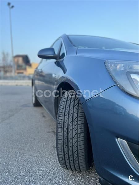 Usado Opel Astra Sportive 130 CV (95 kW) 2013 Azul Familiar