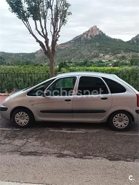 Usado Citroën Xsara Picasso Exclusive 110 CV (80 kW) 2004 Gris / plata Monovolumen