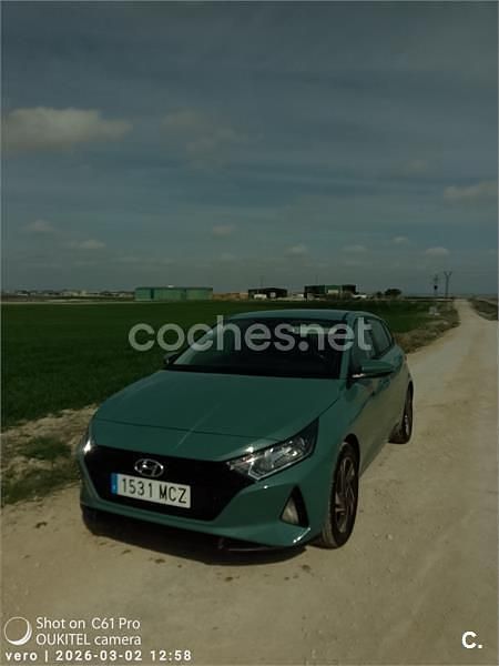 Usado Hyundai i20 100 CV (73 kW) 2023 Verde Utilitario