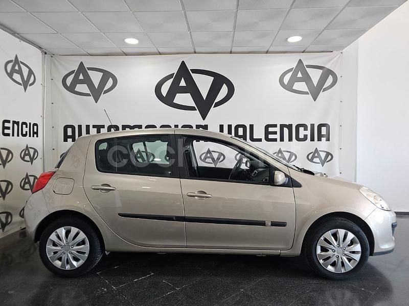 Usado Renault Clio II Authentique 70 CV (51 kW) 2007 Beige Berlina