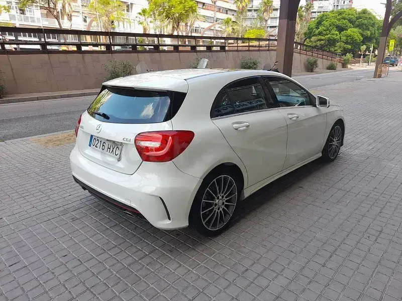 Usado Mercedes A180 AMG line 109 CV (80 kW) 2014 Blanco Utilitario
