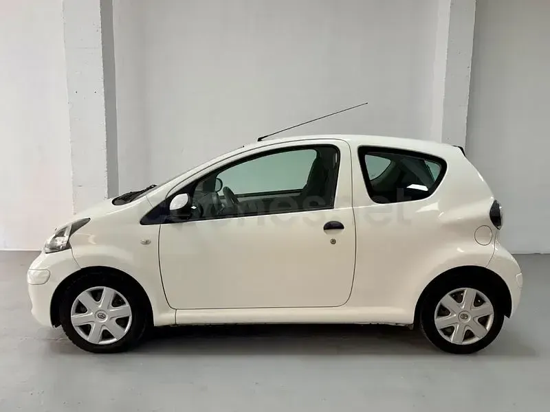 Usado Toyota Aygo Live 68 CV (50 kW) 2011 Blanco Utilitario