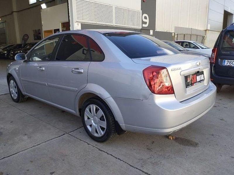 Usado Chevrolet Nubira SE 109 CV (80 kW) 2005 Gris / plata Berlina