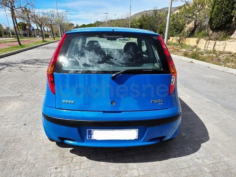 Usado Fiat Punto Dynamic 80 CV (58 kW) 2003 Azul Utilitario