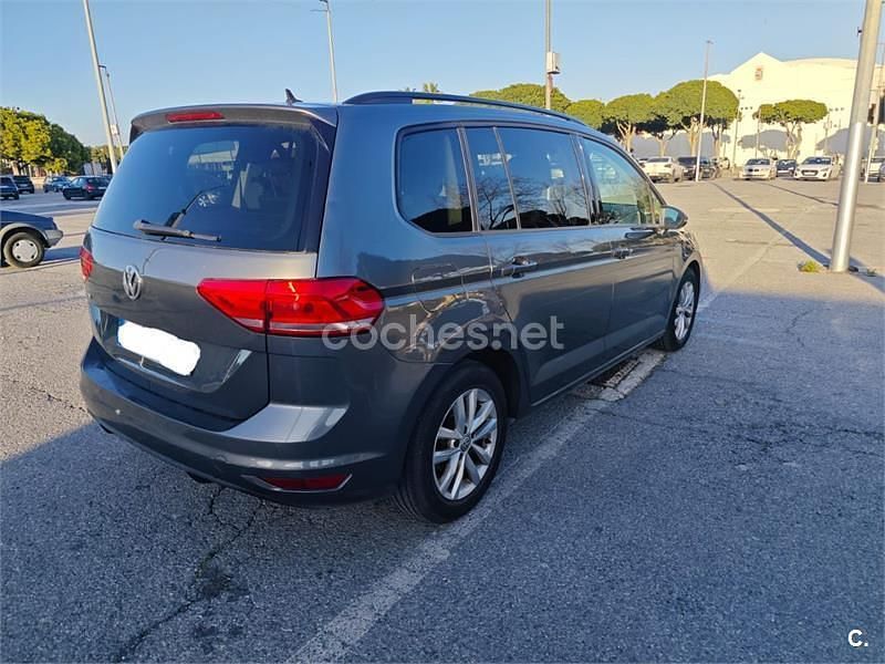 Usado VW Touran Advance 115 CV (84 kW) 2018 Gris / plata Monovolumen