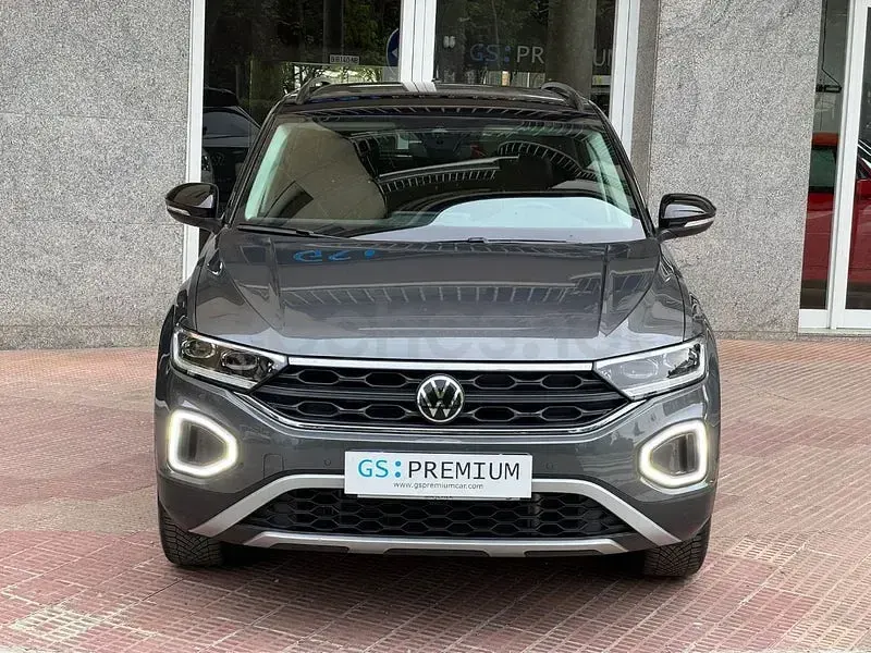 Usado VW T-Roc 150 CV (110 kW) 2025 Gris / plata SUV