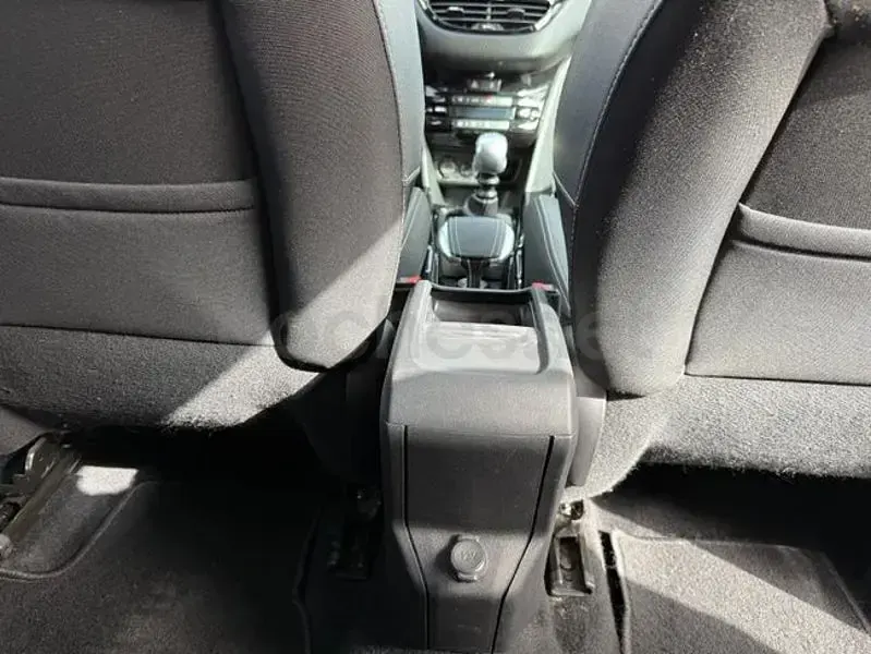 Usado Peugeot 2008 Allure 120 CV (88 kW) 2017 Blanco SUV