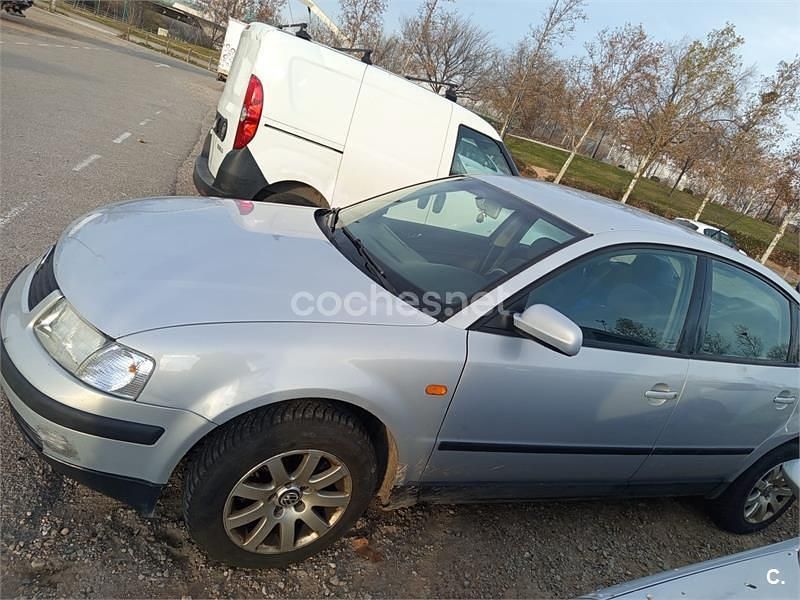 Usado VW Passat Comfortline 115 CV (84 kW) 2000 Gris / plata Berlina