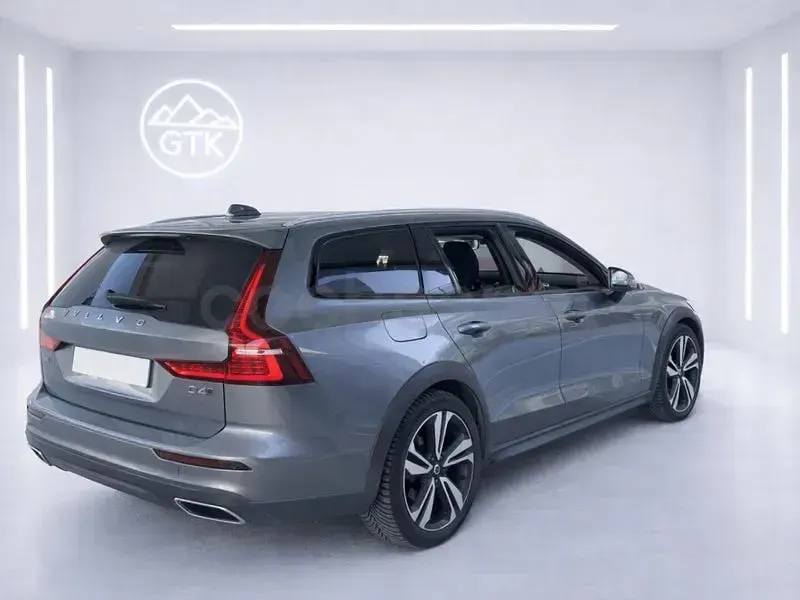 Usado Volvo V60 CC Pro 190 CV (139 kW) 2020 Gris / plata Familiar