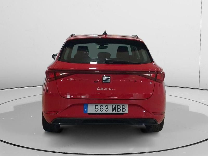 Usado Seat Leon Reference 116 CV (85 kW) 2022 Rojo Familiar