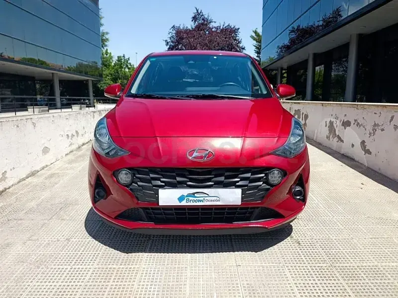 Usado Hyundai i10 67 CV (49 kW) 2022 Rojo Utilitario