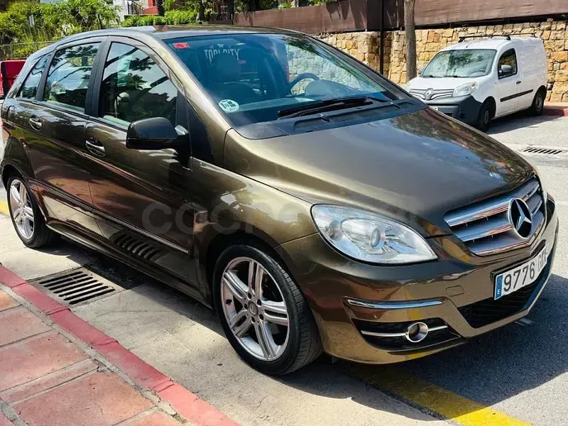 Usado Mercedes B180 109 CV (80 kW) 2010 Marrón Monovolumen