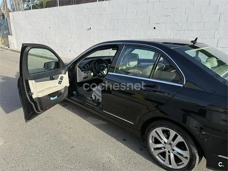 Usado Mercedes C200 Avantgarde 136 CV (100 kW) 2011 Negro Berlina