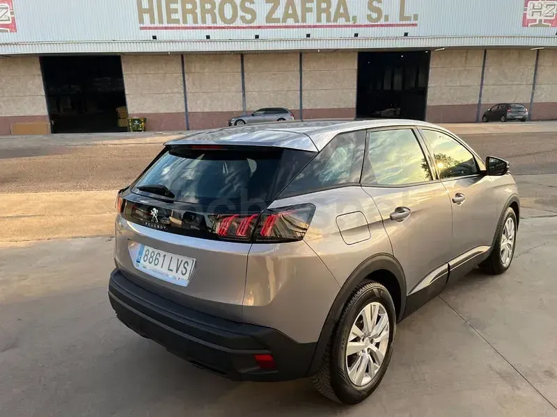 Usado Peugeot 3008 Active 130 CV (95 kW) 2022 Gris / plata SUV