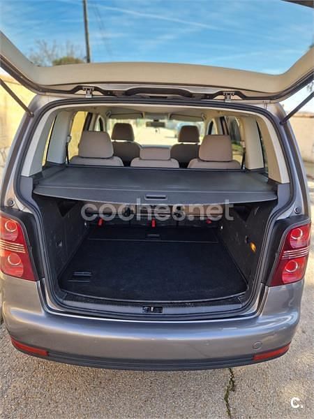 Usado VW Touran Highline 140 CV (102 kW) 2009 Gris / plata Monovolumen